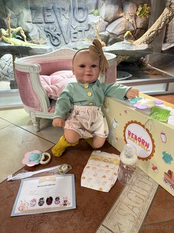 Realistická Reborm panenka s čelenkou a příslušenstvím - 17