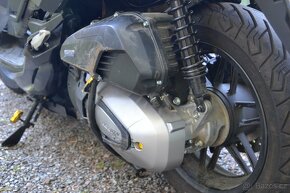 Honda Forza 125, 419km, nové v ČR, havarované - 17