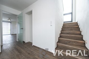Pronájem RD 4+kk+pracovna a 2xšatna, cca 200m2, pozemek cca  - 17