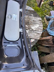 BMW E36 sedan - víko kufru - 17