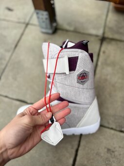 Nový snowboard s vázáním a botami - 17