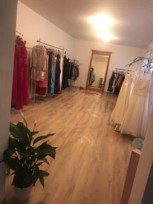 Výprodej obchodu svatební, večerní a plesové za 50% ceny... - 17