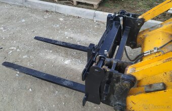 použivane vidly a rychloupinac pre traktorbager JCB - 17