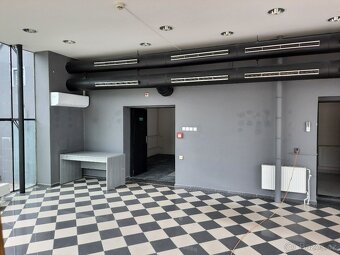 Prosklená prodejna se skladem v Kolíně - 17