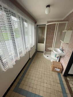 Rodinný dům s truhlářskou dílnou v malebné obci Pařezov - 17