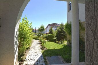 Zařízený apartmán 3+kk s verandou a výhledem na bazén - 17