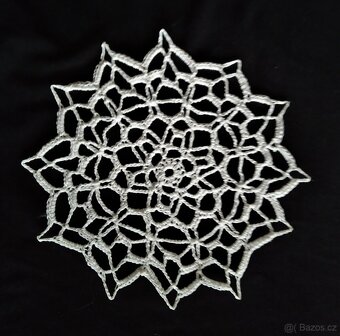 Malé ručně háčkované naškrobené bavlněné dečky - 17