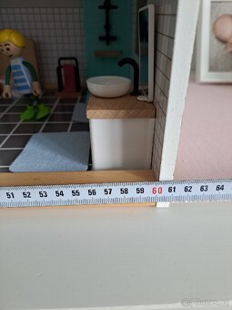 Dřevěný domeček pro panenky + nábytek a figurky - 17