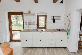 Sebestačný vidiecky statoks viacerými stavbami - 17