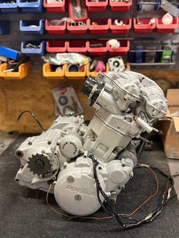 Aprillia/BMW - motor Rotax 650 - 17