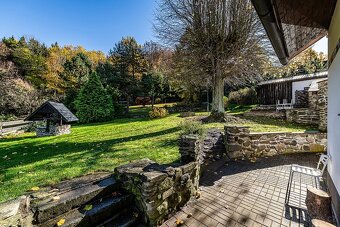 MALEBNÝ RODINNÝ DŮM V SRDCI ČESKÉHO STŘEDOHOŘÍ  ČEŘENIŠTĚ, M - 17