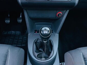 Volkswagen Touran 2.0TDI 103KW MANUÁL LED VÝHŘEV SERVISKA - 17