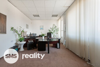 Obchodní dům s panoramatickým výtahem přímo na náměstí - 17