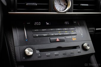 Lexus RC 300h Luxury - 17