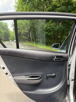 Hyundai i20, r. 2010, 1.2i – spolehlivý a úsporný vůz - 17