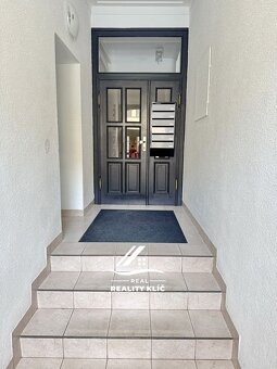 Pronájem prostorného  bytu, s balkonem a krbem-  2+1, 102 m2 - 17
