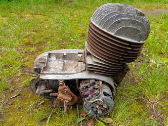 Starý motor na motocykl jawa čz typ 450 356 175 355 spodek - 17
