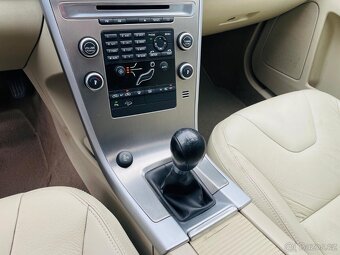 Volvo XC60 2.4 D5 4x4 151KW MANUÁL 1.MAJITEL NAVI SERVISKA - 17
