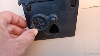 Stará orig. atypická žehlička s komínem. Krásná do sbírky - 17