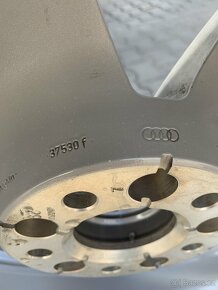 Alu k ola r18 originál audi Q7,zimní pneu téměř nejeté - 17