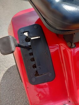 Prodám zahradní traktor Toro 13-32 XL - 17