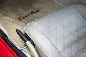 Porsche 944 Turbo - 17