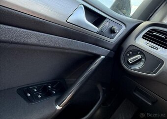Volkswagen Golf TDI DSG F1 81kW XENONY R19 nafta manuál - 17