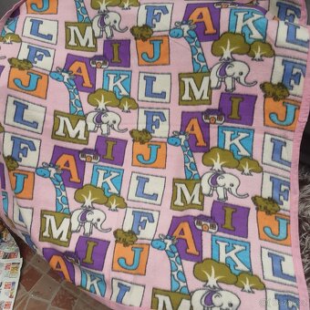 Různé hračky, knihy, obleceni - 17