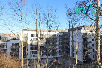 Nadstandardní byt 4+kk k pronájmu s balkonem, terasou a park - 17