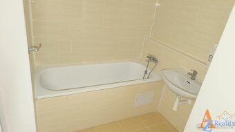 Nabízíme dlouhodobý pronájem bytové jednotky, 3+1/L, v ulici - 17