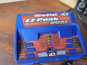 Prodám Traxxas UDR, nabíječka + 2 baterie a nové kola - 17