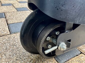 Vybavení kancelaře, nabytek, monitory, kavovar atd - 17