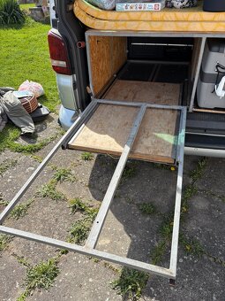 Vestavba do VW T5 Multivan (s lednicí, vodou, vařičem) - 17