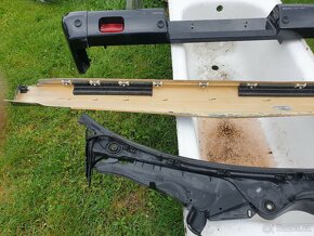 Mercedes  w211 maska ohořelá1000, plastový levý prah1500kč - 17