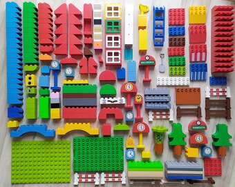 Drobné hračky: puzzle, kuličkodráha, auta, značky, Duplo.. - 17