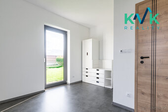 Nízkoenergetický, prostorný bungalov 5+kk s bazénem - 17