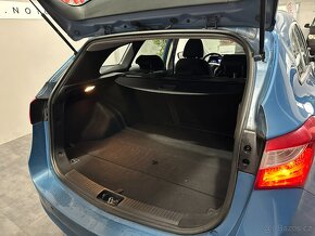 Hyundai i30 1,4 CRDI TRIKOLOR NOVÉ PNEU - 17