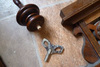 staré krásné vyřezávané hodiny... Junghans secesní - 17
