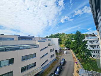 Pronájem reprezentativní kanceláře s terasou 10 m2 a parkova - 17