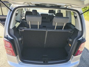 Volkswagen Touran 7 míst - 17