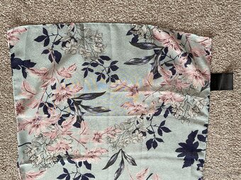 Nový dámský šátek Avon - orig. balení, vzor květiny - 17