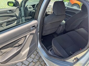 Ford Focus 1.6i - 17