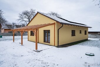 Moderní dřevostavba s velkým pozemkem a fotovoltaikou – přip - 17