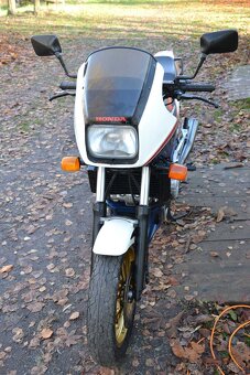 Honda VF 750F – RC15 - 17