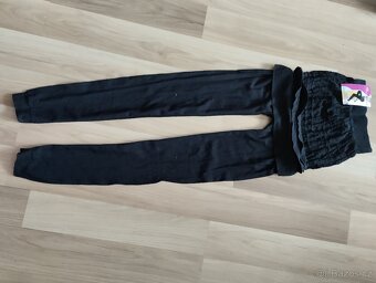 Nové elastické černé kalhoty s vyšitou sukýnkou - 17