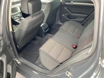 VW Passat B8 Variant 1.6 TDi 88kW DSG ACC CEBIA 1majitel - 17