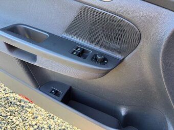 Volkswagen Golf 1.6i 75Kw Comfortline  Automat - 17