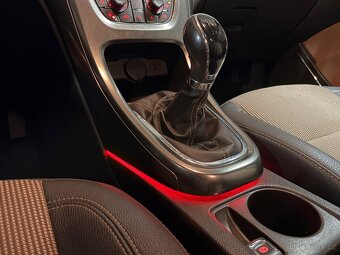 Opel Astra  1.7CDTI/92kw  Xenony Výbava - 17