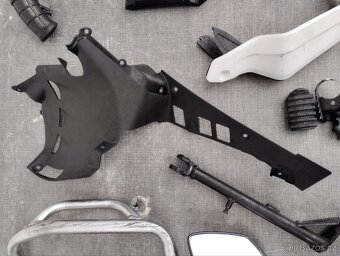 Nádrž Honda Africa Twin 1100 + poškoz. díly - 17