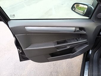 Opel Astra 1.9 CDTi (110 kW) z roku 2010 - 17